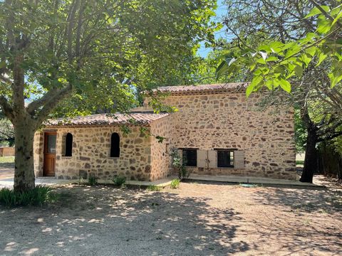 Exceptional property, a few minutes from the village of Bagnols-en-Forêt, 25 minutes from the sea, 10 minutes from the golf of Terre Blanche and 50 minutes from the international airport of Nice. Stone house of 100 m² composed of an entrance, dining ...