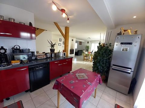 En exclusivité, maison de 2011 de 109 m2 habitable ( 140 m2 au sol ) située à Menoux ( 70160 ) sur 7 ares de terrain au prix de 160 000 Euros Composée en rez de chaussée : d'une entrée, d'une cuisine aménagée et équipée ( avec accès sur l'extérieur )...