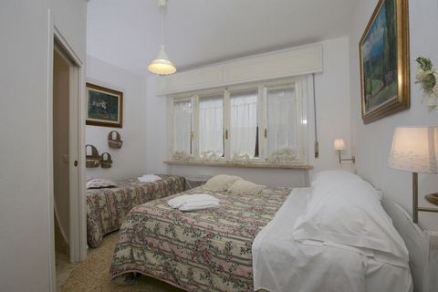 Esta casa de vacaciones de 3 dormitorios en Marina di Castagneto Carducci puede acomodar a 8 personas, lo que lo hace adecuado para una familia numerosa, 2 familias más pequeñas o grupo de amigos. Ubicado cerca del mar, la casa tiene una terraza para...