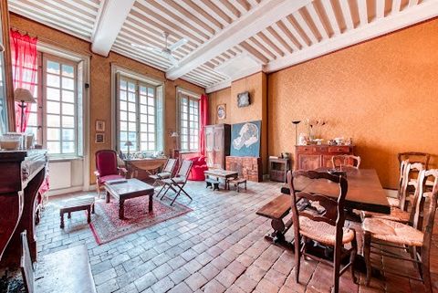 Tatiana SAUMET offers you this superb old building in a traditional Canut building on Place Louis Pradel. Are you looking for quality accommodation, a pied-à-terre or a rental investment ideally located in the heart of Lyon? You will be seduced by th...