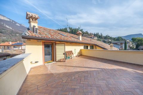 We are pleased to introduce you to this charming attic located a short distance from the lake, precisely in Caprino Veronese. The property is part of a renovated villa and offers a unique opportunity to live in a quiet and refined environment. The ap...