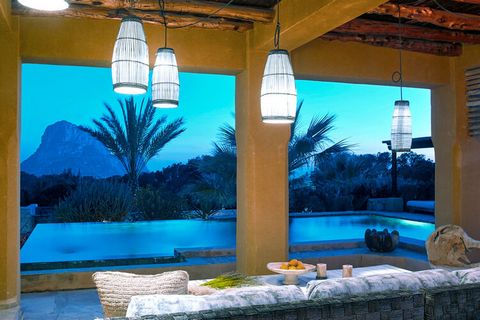 Venez passer du temps de qualité dans la belle maison de vacances en famille située à Cala Vadella. Vous trouverez une piscine extérieure privée avec chaises longues pour profiter de baignades rafraîchissantes avec vue sur les environs rustiques. La ...