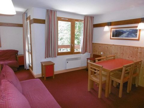 The Residence Digitale is in the centre of La Plagne 1800, just 250 m from the ski slopes. This group of 7 chalet style buildings share an outdoor heated swimming pool and a sauna (supplement). The apartments are cosy and modern. La Plagne 1800 is su...