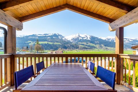 Dit moderne vakantieappartement voor maximaal 6 personen ligt in een appartementencomplex in Piesendorf in het Salzburgerland, op slechts enkele minuten rijden van de bekende skigebieden in Kaprun en Zell am See en biedt een prachtig uitzicht op de b...