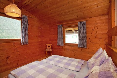 Dit appartement heeft 3 slaapkamers en is geschikt voor 6 personen, ideaal voor gezinnen met kinderen. Gelegen aan de rand van het mooie Waidring in de Pillerseetal regio, op 300 m het meer. De skibushalte is op 350 m van het huis. In de omgeving van...