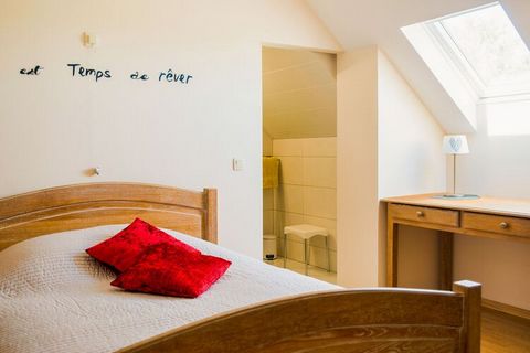 Ta współczesna willa położona jest przy ślepej uliczce w spokojnej miejscowości Vresse-sur-Semois w belgijskich Ardenach. Z 4 przestronnymi sypialniami, wszystkie z własną łazienką, ten dom jest idealny dla przyjaciół lub rodziny. Wokół tej wspaniałe...