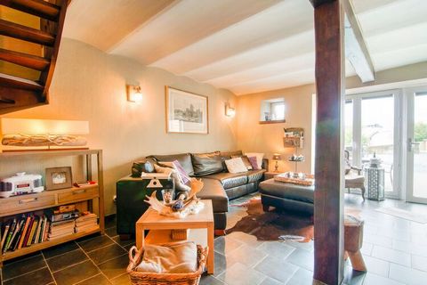 Dieses gemütliche Ferienhaus mit Infrarot-Sauna liegt in Fauvillers, einem kleinen Dorf, 15 Kilometer von Bastogne und 8 Kilometer von Martelange entfernt, in der Nähe der Grenze zu Luxemburg. Ideal also als Ausgangspunkt für Ihre Einkäufe im Großher...