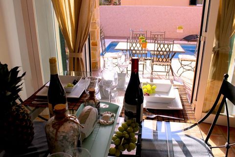 Au repos à Cala Romantica, c'est une villa élégante et luxueuse de 3 chambres. Il dispose d'une piscine privée et d'une terrasse bien exposée, de tremper au soleil sur les chaises longues avant de prendre un plongeon rafraîchissant dans la piscine. L...