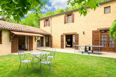 Located in Siorac-en-Périgord, this sprawling 5-bedroom holiday home is perfect for a large group or families travelling with children.There is also a private swimming pool overlooking scenic forest. The stunning Grottes de Lascaux Caves (41 km) is a...