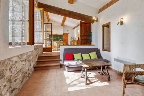 Esta confortable casa de vacaciones en Tautavel le ofrece un apartamento muy tranquilo y encantador de dos habitaciones, a media hora de las playas de Barcarès o Canet-en-Roussillon, a 30 minutos de Perpiñán y a 1 hora de Narbona. Ubicada en el piso ...