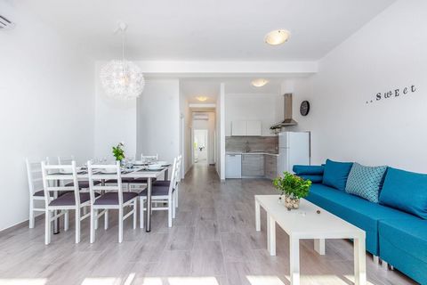 Estancia en este apartamento económico en Croacia, disfrute de las vistas parciales al mar desde su casa. El apartamento es ideal para parejas, familia pequeña o un grupo de 4.