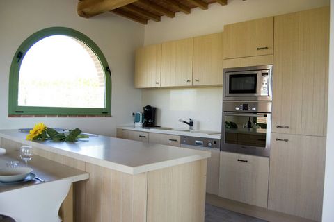 Esta acogedora casa de vacaciones independiente en Cortona, ideal para familias, tiene una piscina privada y un hermoso jardín. Tres cómodas habitaciones tienen capacidad para 8 personas y el sofá cama en la sala de estar tiene capacidad para un tota...