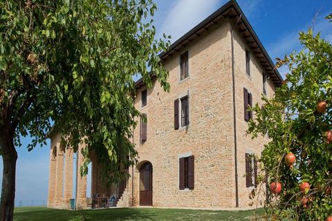 Diese schöne Villa hat einen fantastischen Blick auf die Landschaft des emilianischen Apennin und das Schloss von Tabiano, die Sie in wenigen Minuten mit dem Auto erreichen können oder anderweitig zu Fuß, einem schönen Spaziergang durch die Natur. Di...