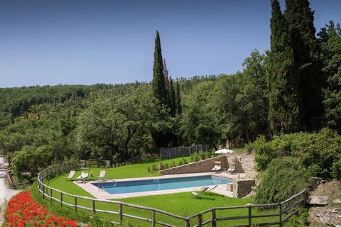 Questa villa si trova su una tenuta vinicola sulle colline vicino a Arezzo a 550 metri di altitudine. La tenuta è composta da boschi e vigneti. Il proprietario è molto attento all'ambiente e i vini sono organici. La villa è composta da due piani e ha...