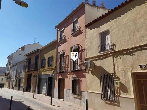Esta propiedad de 5 dormitorios de 181m2 construidos está ubicada en el centro de Lucena, en la provincia de Córdoba, Andalucía, España. La casa se compone de 3 niveles. La planta baja tiene un hall de entrada que conduce al salón / comedor que condu...