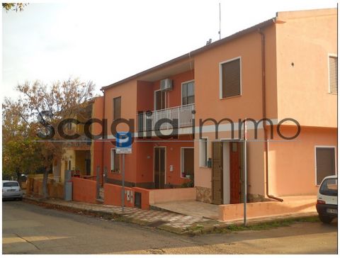 SARDINIË : Het agentschap SCAGLIA IMMO biedt een huis te koop aan in de buurt van SASSARI. Het bestaat uit drie volledig onafhankelijke appartementen, een T2 van 45 m2, een T3 van 82 m2 en een T5 van 127 m2. De woning wordt verkocht met een perceel g...