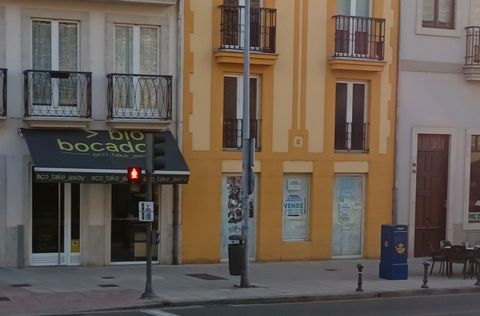 In Lugo, specifically in the Ronda de la Muralla, in the vicinity of the building of the Xunta, raw premises are sold, with a useful area of 48 square meters; But it has a height of 5 meters, which allows to make a local ground floor and floor, with ...