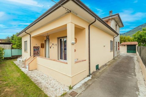 Detached villa to renovate, located in the picturesque town of Camaiore a few minutes from the historic centre, with a view of the Apuan Alps and a courtyard of approximately 500 m2. On the ground floor, approximately 110 m2. we enter, via a large ve...