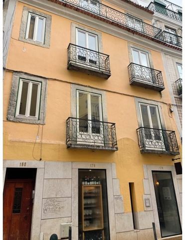 Prédio habitacional em Lisboa com uma área de implantação de 88m2, num terreno com uma área total de 93m2, constituído por: - 3 apartamentos T3 com uma sala, uma cozinha, uma suíte, dois quartos e uma casa de banho partilhada. - 1 apartamentos T2 com...