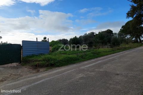 Property ID: ZMPT548138 Property discretion: Land with approximately 500m2 in Leiria With possibility of construction for villa with 4 bedrooms and with gross construction area and implementation approximately 200m2 Location and surroundings: Housing...