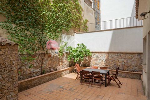 The exclusive building is entered through a main communal door and an entrance hall with some period features. The apartment was completly renovated in 2009. Once we enter the apartment we find ourselves in a large hallway, from this hallway you have...