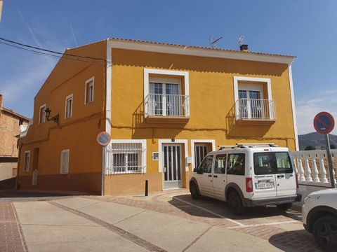 Huis te koop in Teresa de Cofrentes Goede staat 4 slaapkamers 2 badkamers