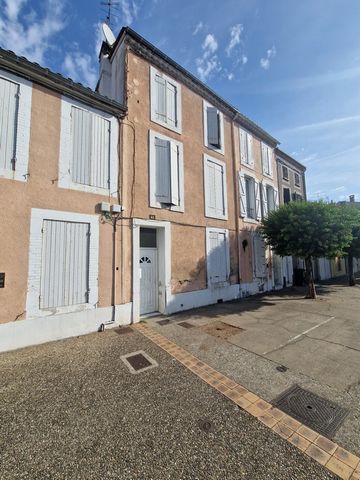 In LOT-ET-GARONNE, in the town of VILLENEUVE-SUR-LOT, investment building in good condition, including 6 studios and a type 2 duplex apartment with private courtyard currently rented. Annual rent 30,720 euros, property tax of 3,200 euros.