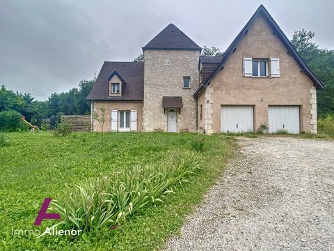 Exclusively, beautiful house in the town of Coursac 10 minutes from Saint Astier and 15 minutes from Périgueux and all amenities. This property will seduce you with its beautiful garden with a surface of 1600 m2 with its 7x4 swimming pool and terrace...