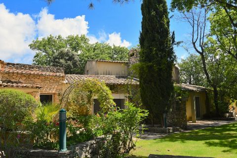 In the countryside, A beautiful atypical stone villa of about 380 m2 in the heart of a park planted with oaks and century-old pines with tennis and swimming pool. On one level, on 11600 m2, this villa is resolutely turned towards nature and each of i...
