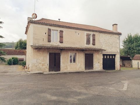 In small village quercynois, stone house of 200m2 habitable composed of a large living room of 82m2 with exposed beams, a kitchen with fireplace to convert, 5 bedrooms, two bathrooms, 1wc, a large cellar with old bread oven. All on 200m2 of garden. H...