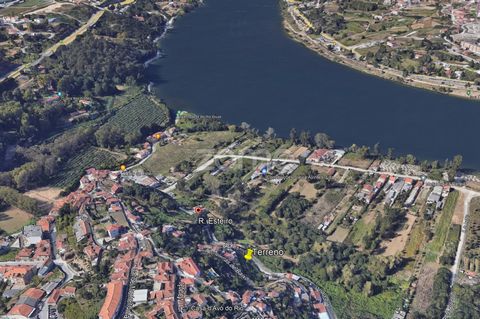 ID de la propriété: ZMPT556292 Terrain rustique avec 1300 m² avec faisabilité de construction de Maison avec vue sur le fleuve Douro, situé à côté d’Areinho de Avintes, Vila Nova de Gaia. Possibilité de mise en évidence de la parcelle. Emplacement ex...