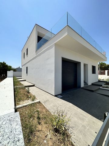 New detached house T4, built on a plot with 339 m2, The property of two floors, in which the R / c is composed of: - Entrance Hall, -Room - Open space room -Kitchenette (fully equipped) -Toilet -Box Exterior: -Garden -Swimming pool -Machine room Floo...