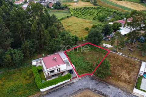 Identificação do imóvel: ZMPT558291 Terreno urbano para construção com 500 m2 em Lage - Vila Verde. Possibilidade de construir uma moradia com 2 pisos acima do nível do solo (rés-do-chão e 1º andar). Áreas: - Implantação: 115 m2 + 30 m2 de pátio; - C...