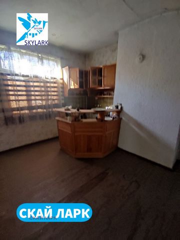 SKY LARK offers for sale a two-storey house with a yard, located on a main street, in the expanded center of the town of Rakitovo, with a built-up area of 103 sq.m. The plot of the house has an area of 431 sq.m. The house is for major renovation (rep...