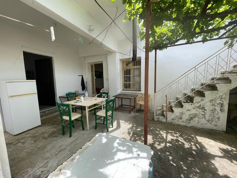 Malles, Ierapetra, Crète orientale : Maison à étage de 165m2 avec jardin bénéficiant d'une vue sur la montagne. La propriété est située sur un terrain d'environ 200m2. Le rez-de-chaussée comprend 4 grandes pièces, un coin cuisine, un coin salon, une ...