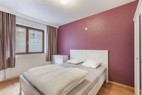 This pleasant flat is located close to Blankenberge's casino. Fifty metres from the beach, in the middle of the commercial centre. It features a spacious living room and fully equipped kitchen. There is one bedroom with bunk beds, the bottom bed bein...