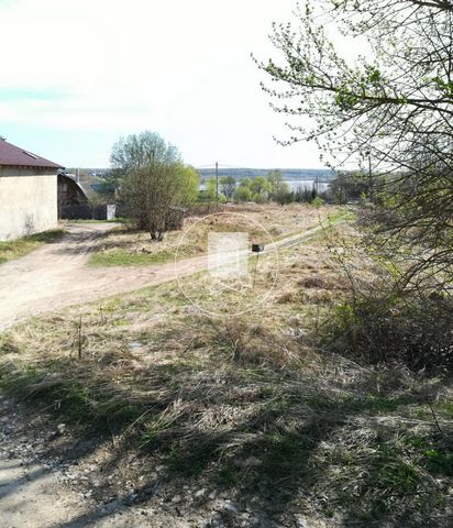 Продается участок 15 соток для ИЖС с видом на озеро в деревне Максимовка, 120 км от МКАД, 16 км от г.Малоярославец. Газ и электричество по границе участка.