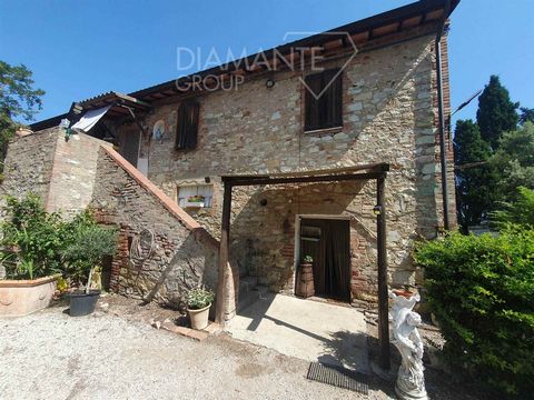 CASTIGLIONE DEL LAGO (PG), Nearby: a few minutes from the centre, stone and brick farmhouse of 280 sqm on two levels comprising: * Ground floor: dining room with kitchenette, six funds and garage. * First floor: entrance via external staircase, doubl...
