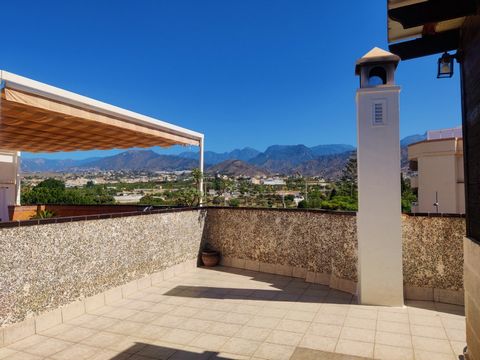 Apartment in the center of Nerja with 3 bedrooms, with a private roof terrace, very spacious and bright, 650 meters from the beach and 700 meters from the Balcón de Europa. The property is located on the first floor of a small building in excellent c...