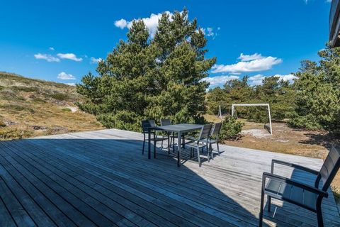 Schönes, bezauberndes Ferienhaus auf schönen Dünengrundstück mit toller Aussicht in Rindby auf Fano. Das Erdgeschoss ist schön mit Küche und gemütliches Ess- und Wohnzimmer eingerichtet. Im Wohnzimmer sind der Kominofen, die Heizpumpe und direkten Au...