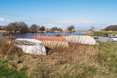 Kleineres Ferienhäuschen bei Bork Havn. Liegt schön zurückgezogen und bietet eine schöne, teils überdachte Terrassenfläche mit Sicht- und Windschutz. Das familienfreundliche Ferienhaus ist gut instand gehalten, die Wohnfläche hervorragend ausgenutzt....