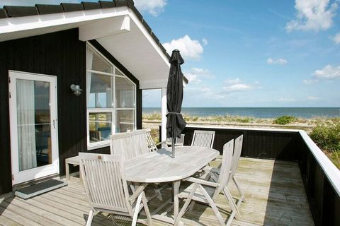 Dieses Ferienhaus liegt in einem attraktiven Ferienhausgebiet, direkt an einem kinderfreundlichen Badestrand und mit Panoramaaussicht auf das Kattegat. Den Meeresblick geniesst man von sämtlichen Räumen des Hauses! Ansprechende Einrichtung mit Fussbo...