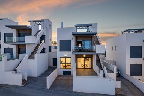 Les maisons de bungalow Celeste Residences comme son nom l39indique sont situées dans l39une des zones offrant les meilleures vues les plus belles les plus vertes et les plus calmes de San Miguel de Salinas À seulement 7 kilomètres des plages d39Orih...