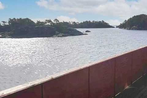 Holiday apartment on the ground floor directly on the quay with beautiful views, located in one of many gems along the Southern Norwegian coast. The holiday apartment is approx. 100 m2, has 2 bedrooms and room for a total of 7 people. Well equipped k...
