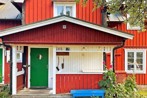 Willkommen in Valsnäs an der Ostküste Ölands. Hier wohnen Sie auf dem Lande und mit Meerblick, dennoch nicht weit von den Einkaufsorten Borgholm und Köpingsvik. Auf dem ehemaligen Bauernhof befindet sich ein hübsches Ferienhaus mit zwei zugehörigen A...