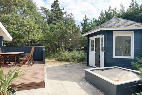 Ansprechend modernisiertes Ferienhaus auf einem großen, gut abgeschirmten Naturgrundstück in landschaftlich reizvoller Umgebung, in der sich auch Rehe und andere freilebende Tiere wohlfühlen. Das Ferienhaus ist in hellem, typisch skandinavischem Stil...