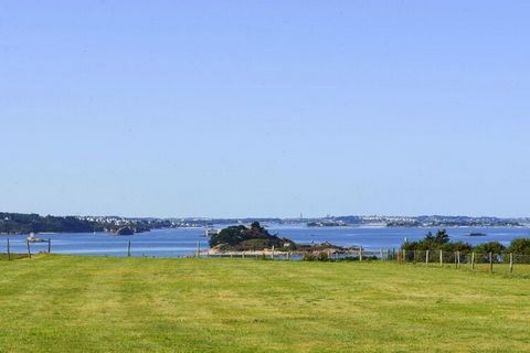 Families feel at home here! A fantastic sea view, a quiet location, a huge property where the kids have plenty of space to romp! The large meadow is ideal for ball games of all kinds. The closed natural property is located above the Bay of Térenez an...