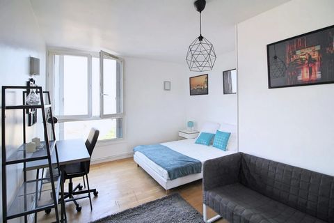 Large 15m² bedroom, fully furnished. It has a double bed (140x190) and a bedside table with lamp. There is also a work area with a desk, chair and lamp. The bedroom also has plenty of storage space: a wardrobe with hanging space and a shelf. This roo...