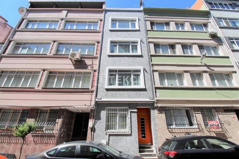 Immeuble de 4 Étages Prêt à Emménager Avec Terrasse à 250 m de la Station de Métro à Fatih Le bâtiment est prêt à emménager et situé à Fatih, l'un des districts les plus populaires d'Istanbul. Fatih est un district bénéficiant d'un emplacement très c...