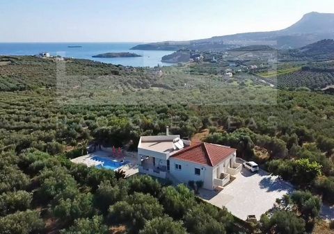 Dies ist eine Villa zum Verkauf in Chania Kreta, am Stadtrand von Kalyves in der Region Apokoronas. Das Anwesen hat eine Gesamtwohnfläche von 189m2 und erstreckt sich über 2 Etagen. Es besteht aus 3 Schlafzimmern und 4 Bädern. Es bietet Privatsphäre ...
